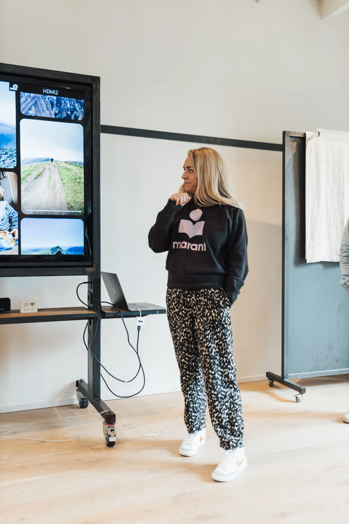 Sfeerbeeld: een blonde vrouw tijdens een informele presentatie